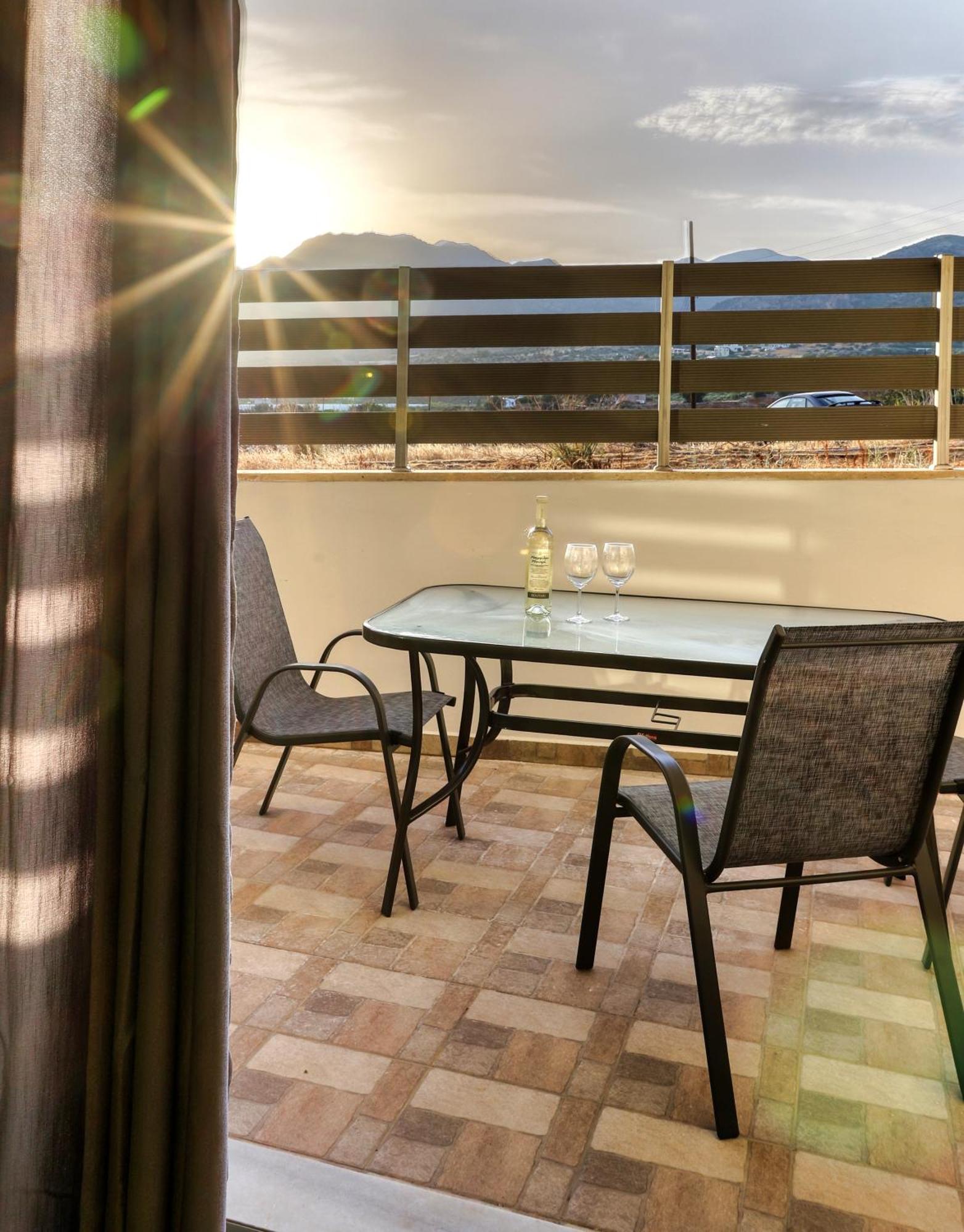 Helios Studios & Apartments Makrýgialos Buitenkant foto