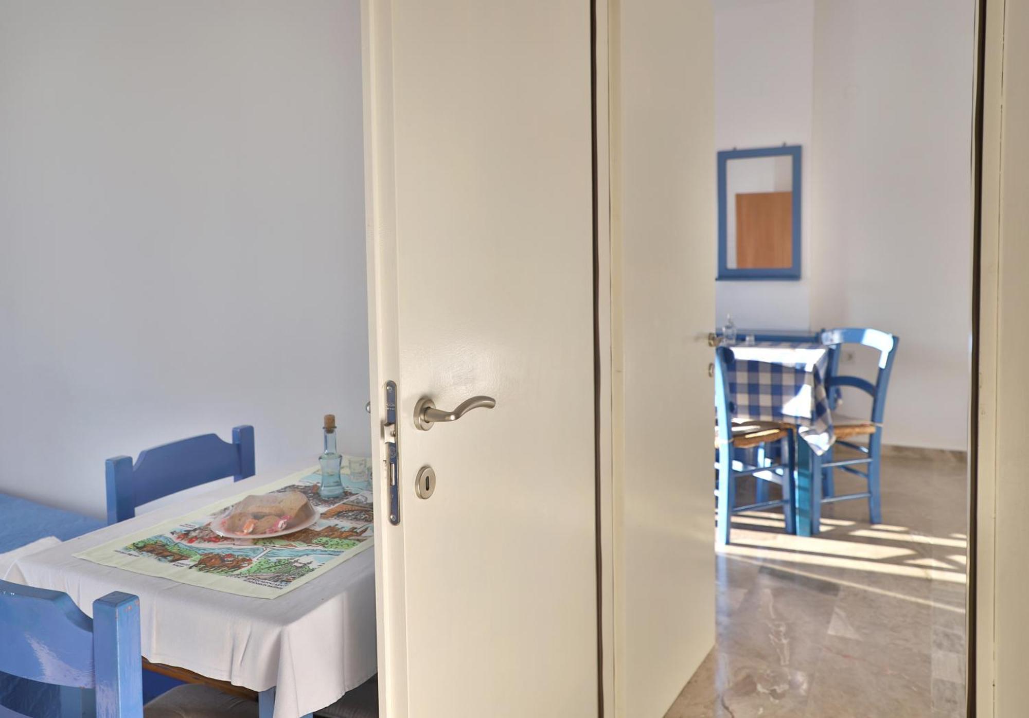 Helios Studios & Apartments Makrýgialos Buitenkant foto