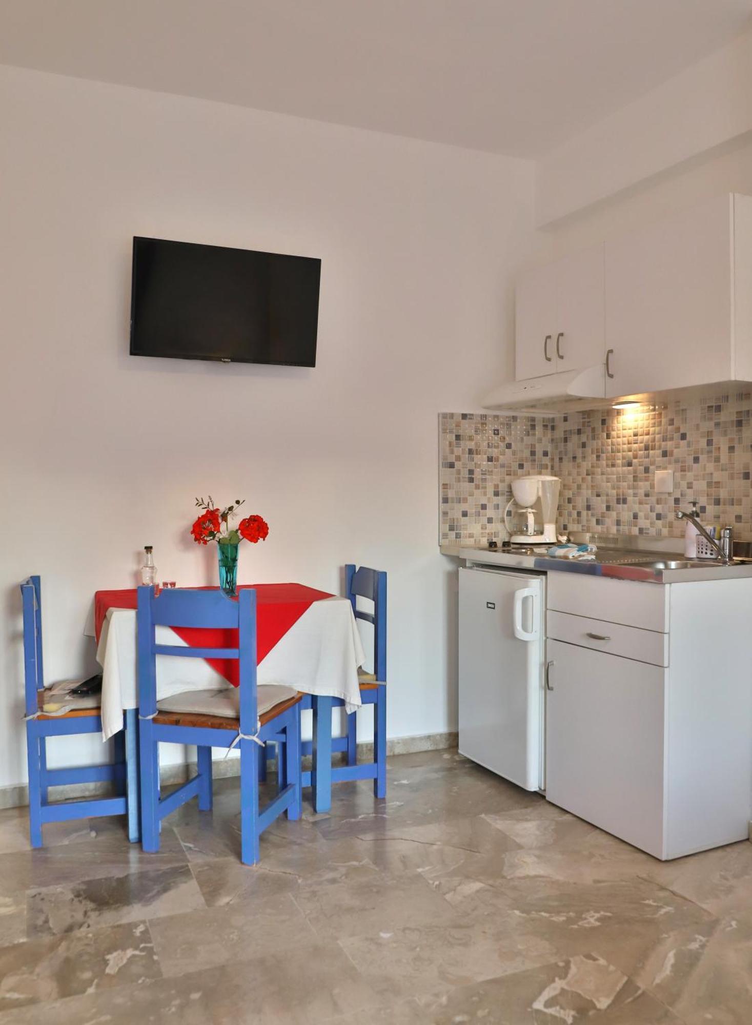 Helios Studios & Apartments Makrýgialos Buitenkant foto