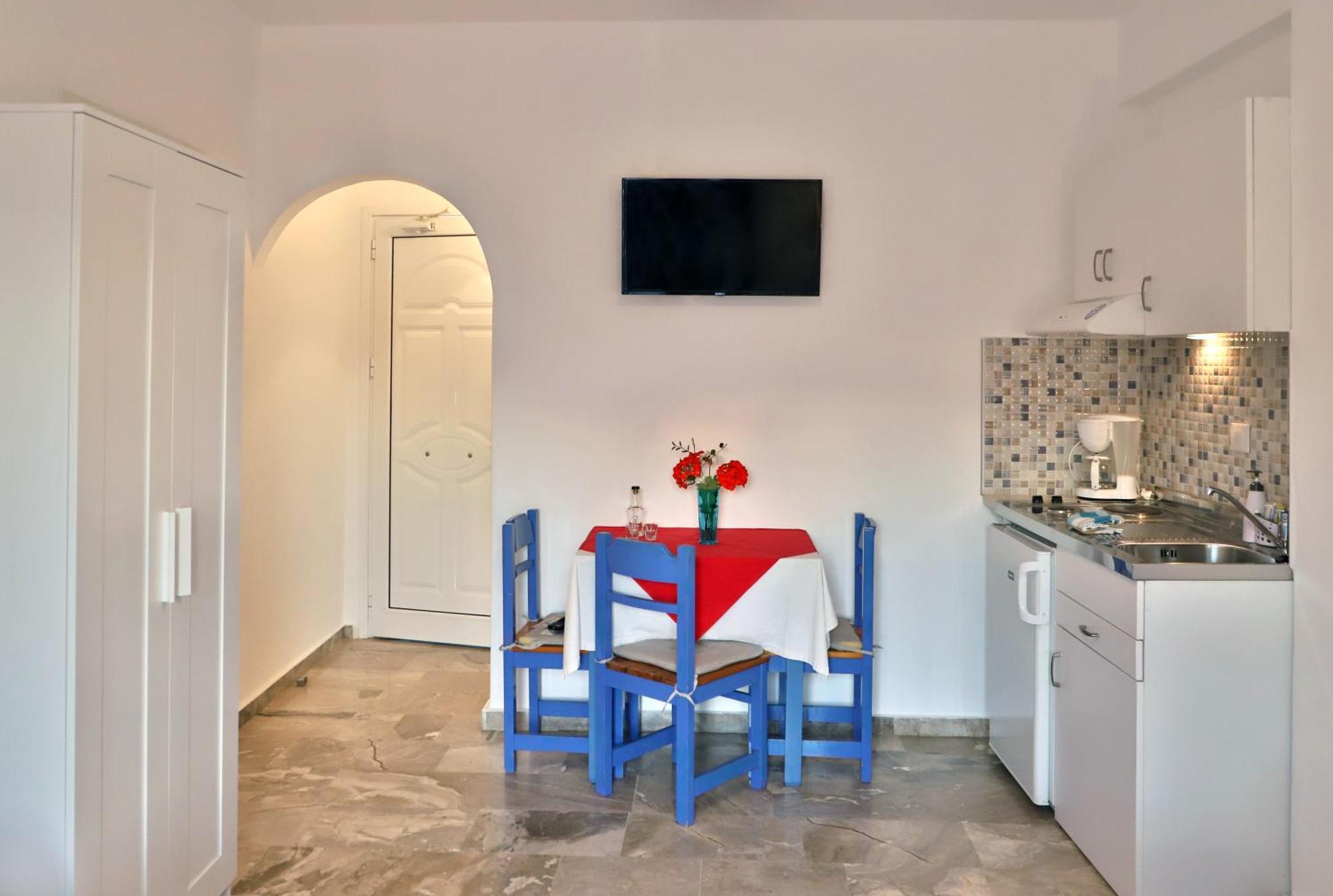 Helios Studios & Apartments Makrýgialos Buitenkant foto