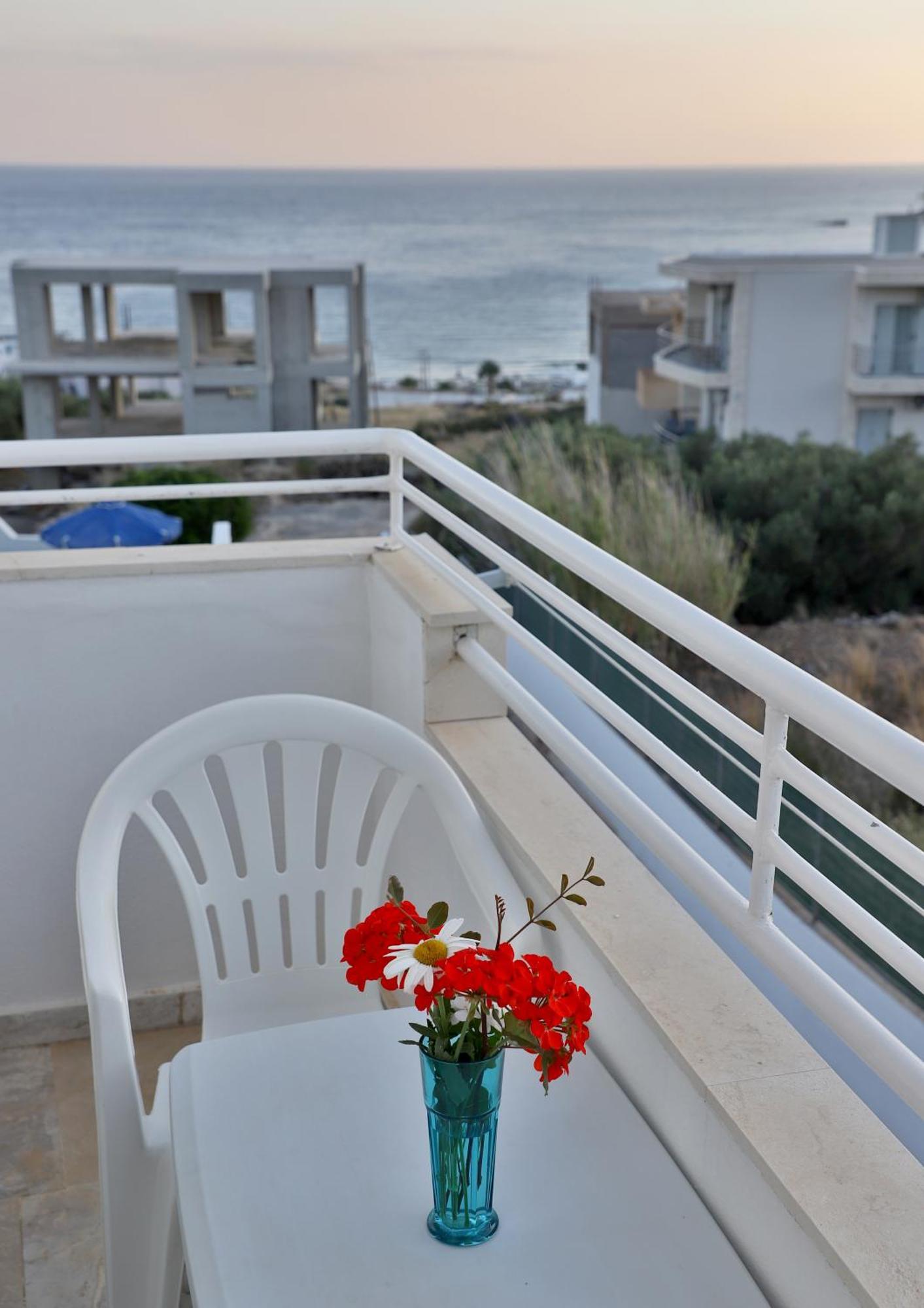 Helios Studios & Apartments Makrýgialos Buitenkant foto